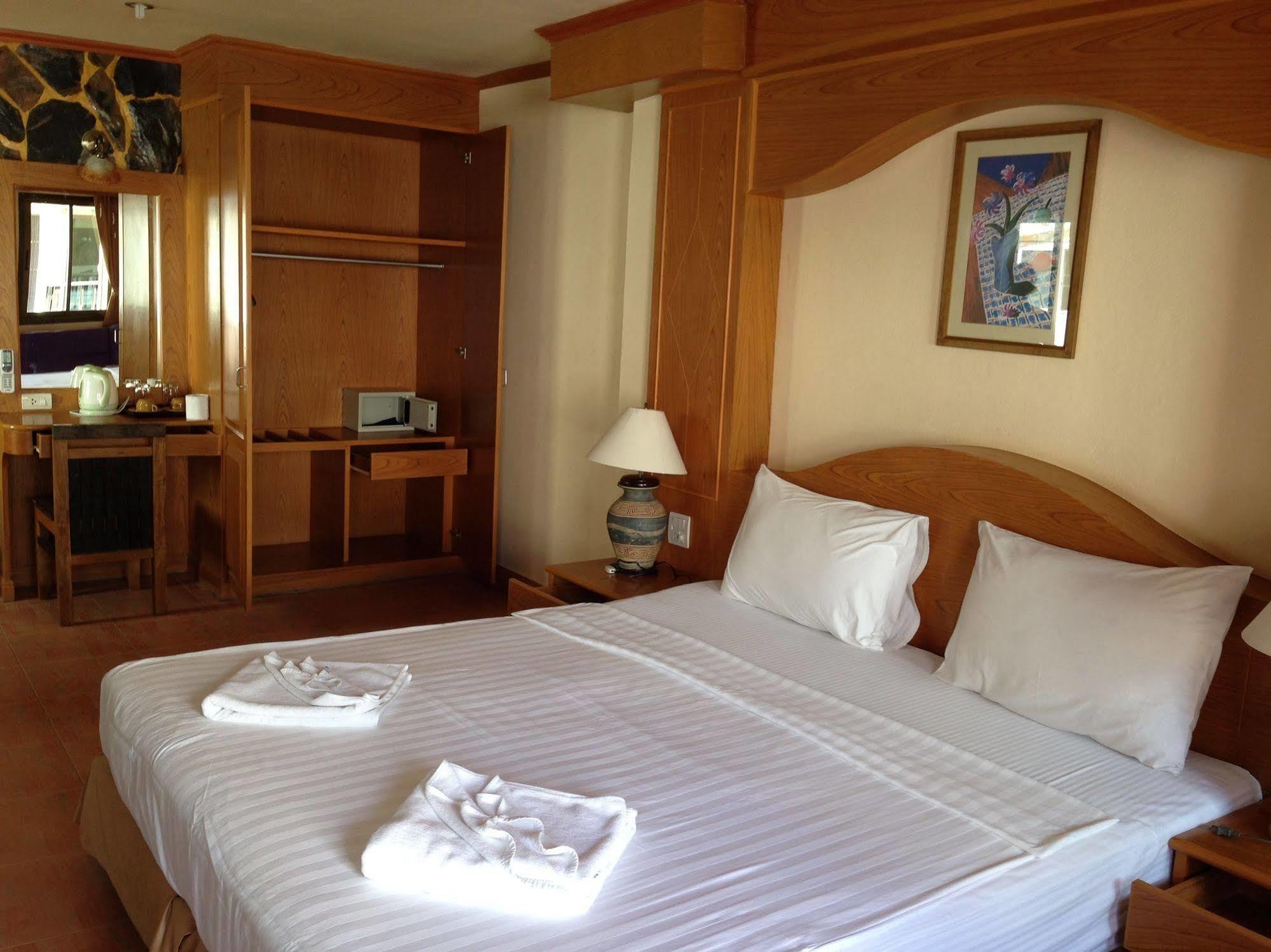 The House Patong Hotell Eksteriør bilde