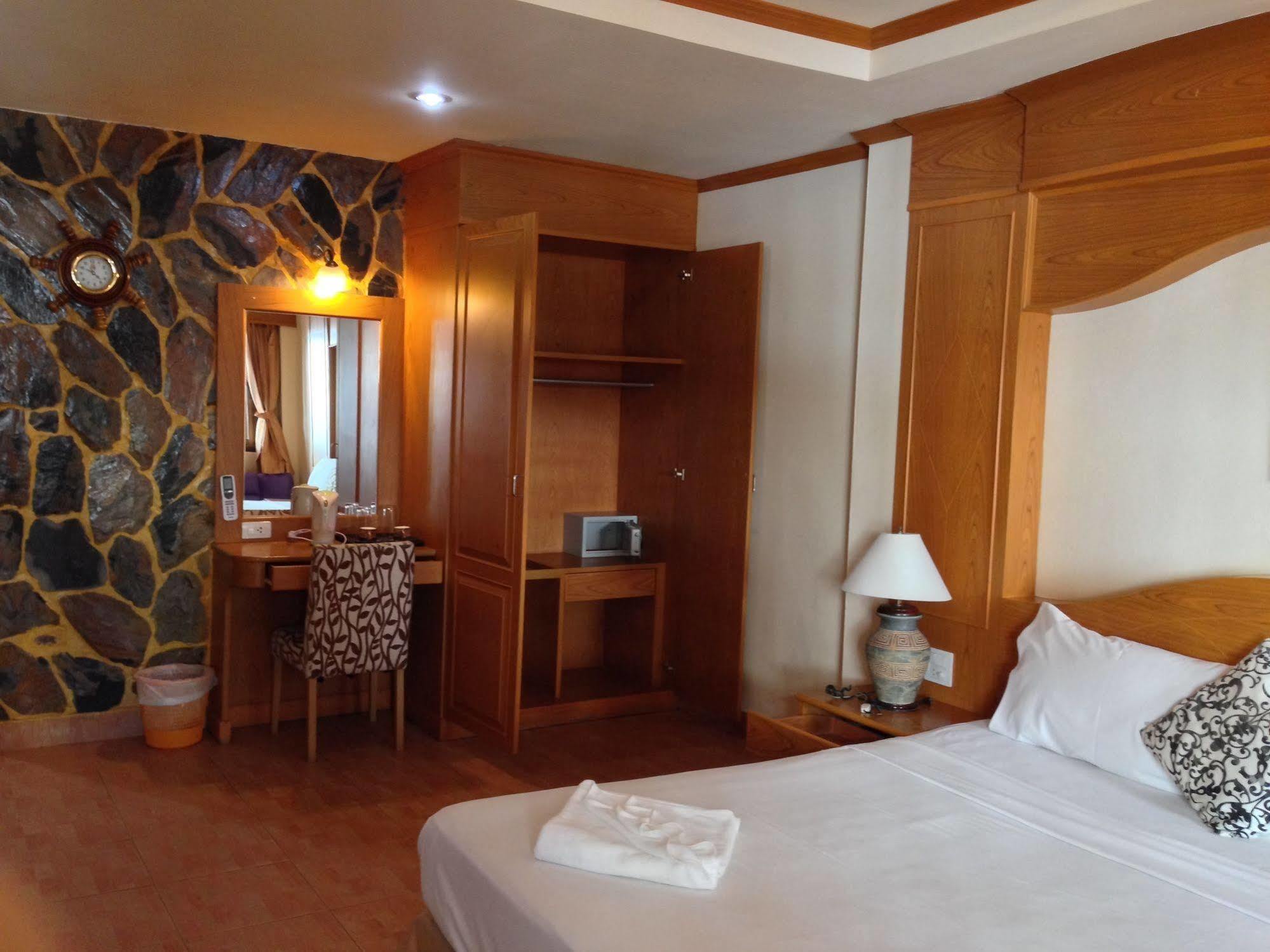 The House Patong Hotell Eksteriør bilde