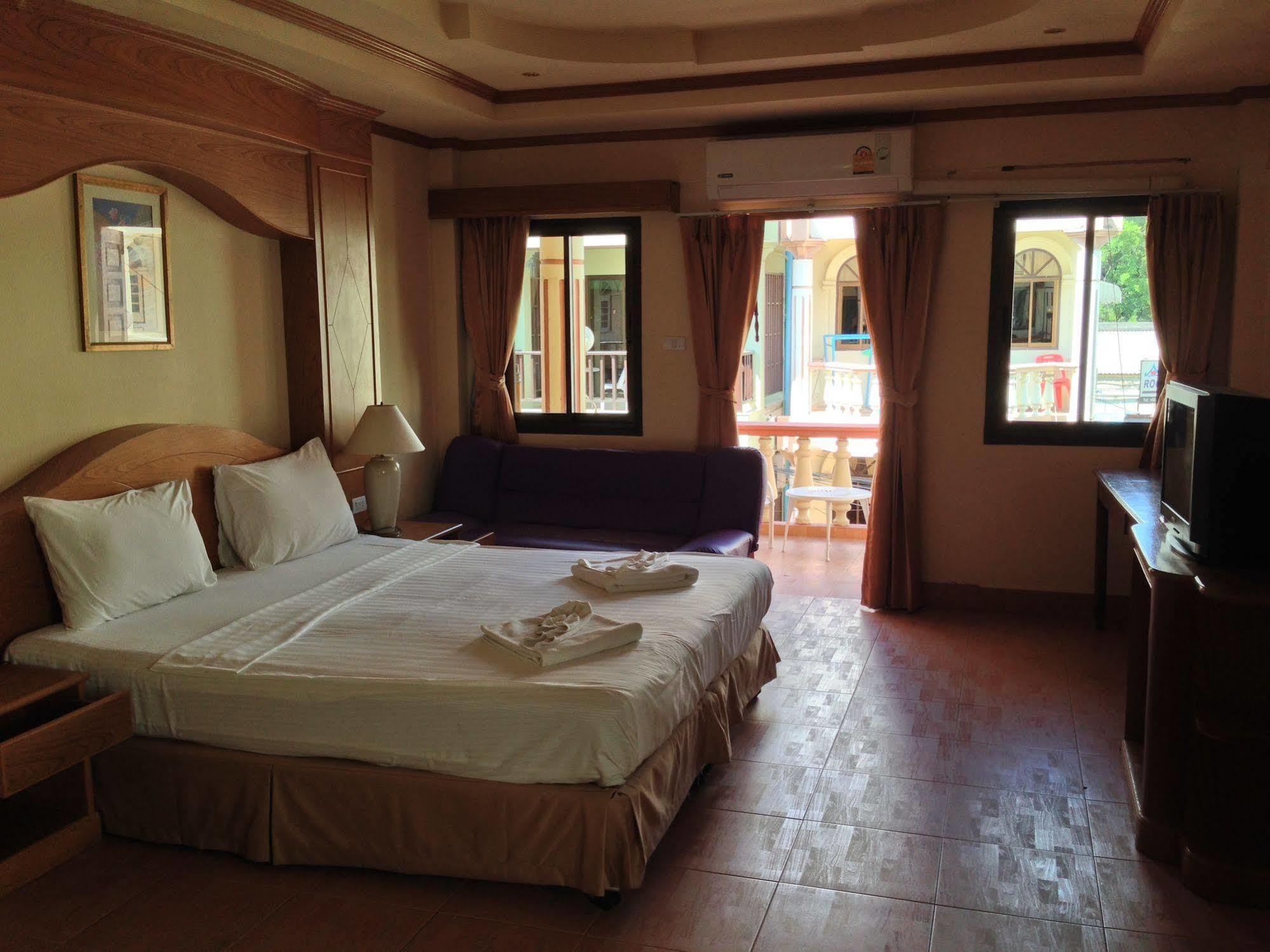 The House Patong Hotell Eksteriør bilde
