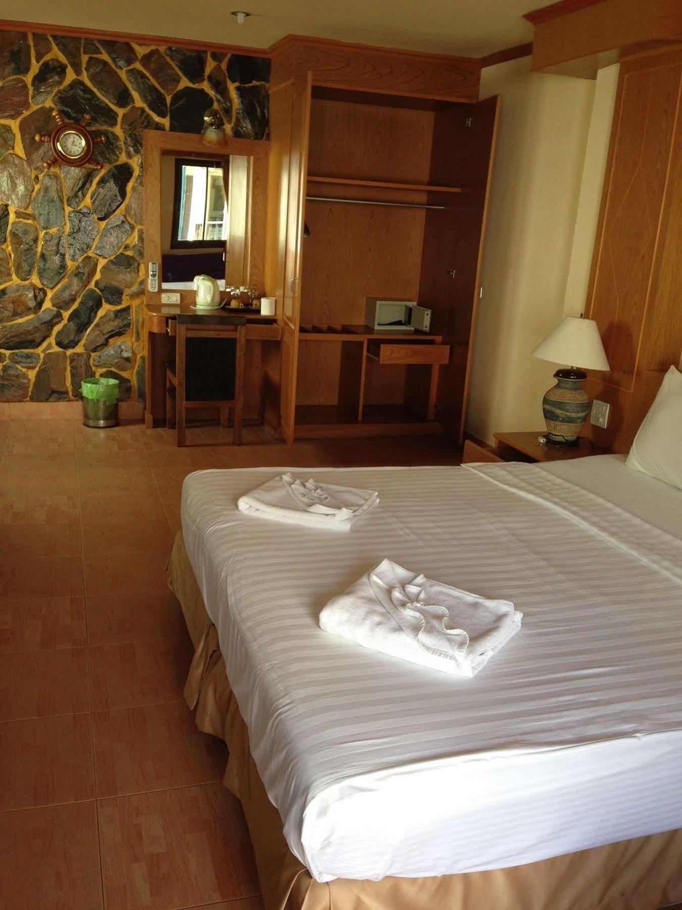 The House Patong Hotell Eksteriør bilde