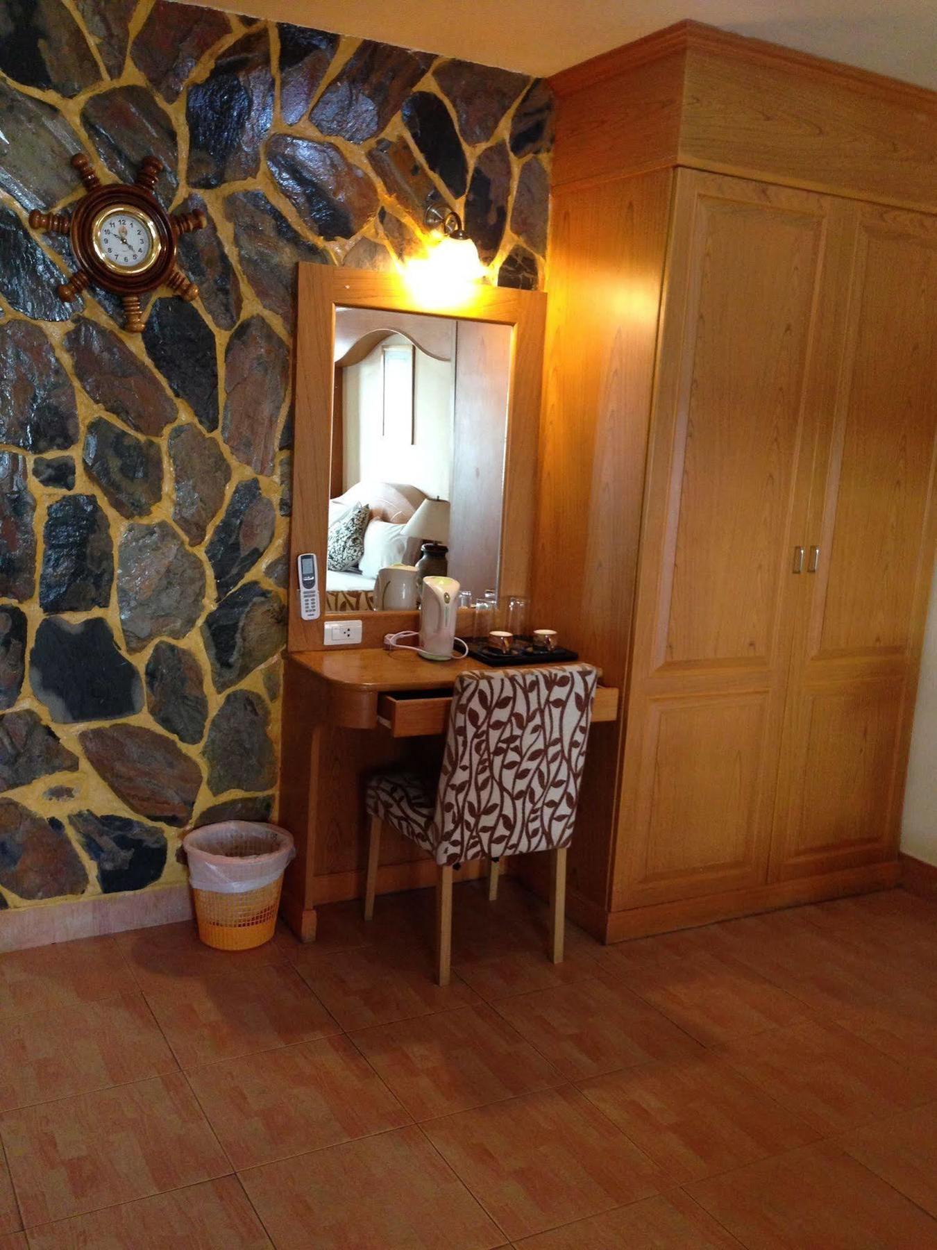The House Patong Hotell Eksteriør bilde