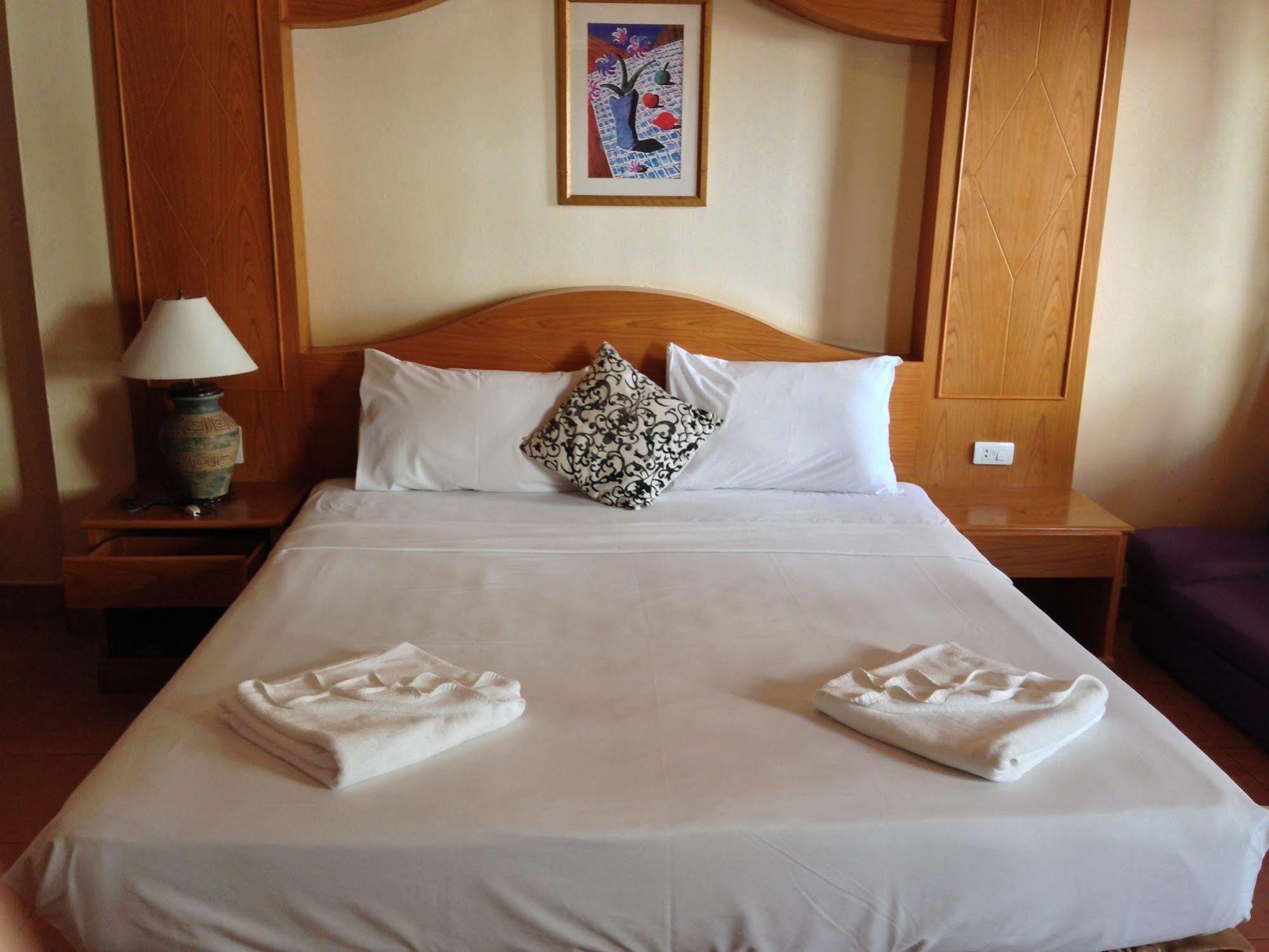 The House Patong Hotell Eksteriør bilde