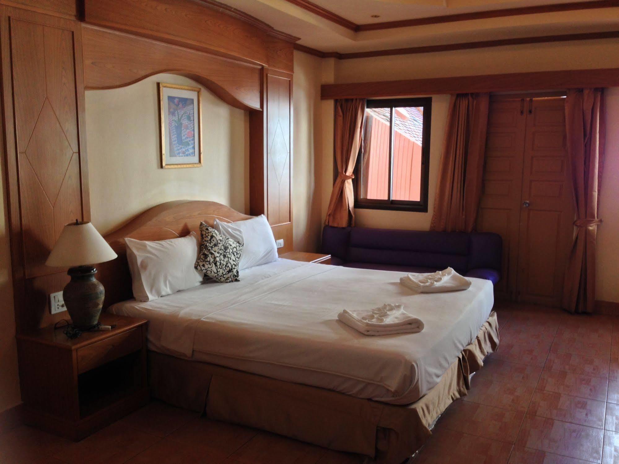 The House Patong Hotell Eksteriør bilde