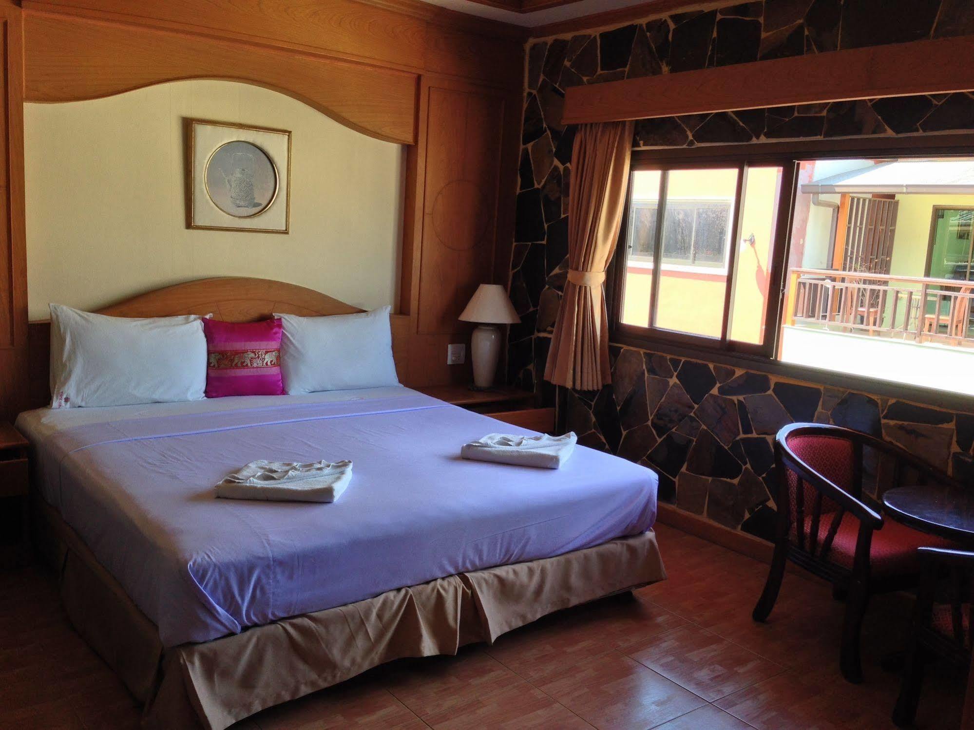 The House Patong Hotell Eksteriør bilde