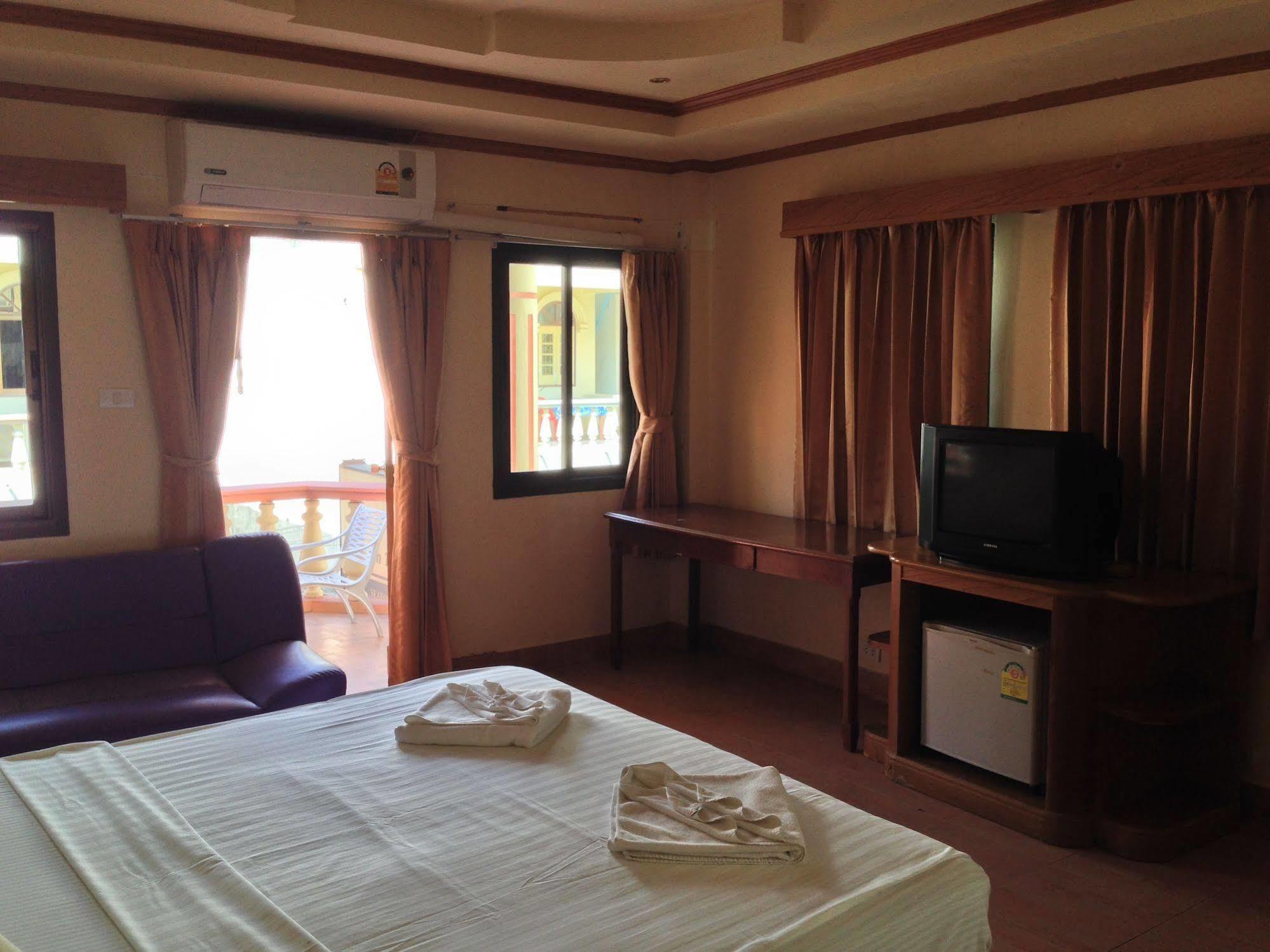 The House Patong Hotell Eksteriør bilde