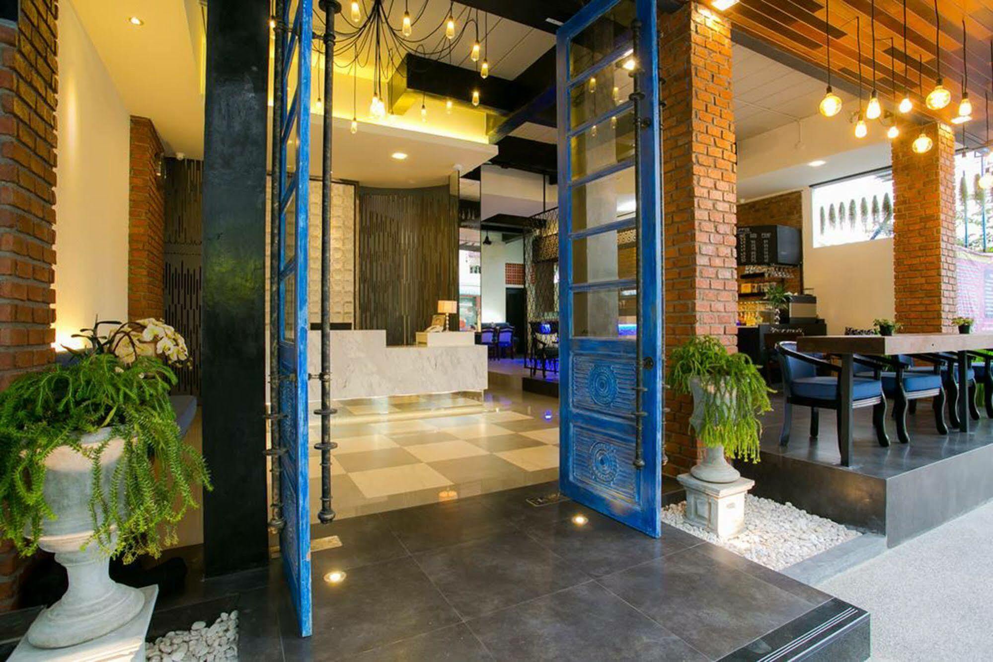 The House Patong Hotell Eksteriør bilde