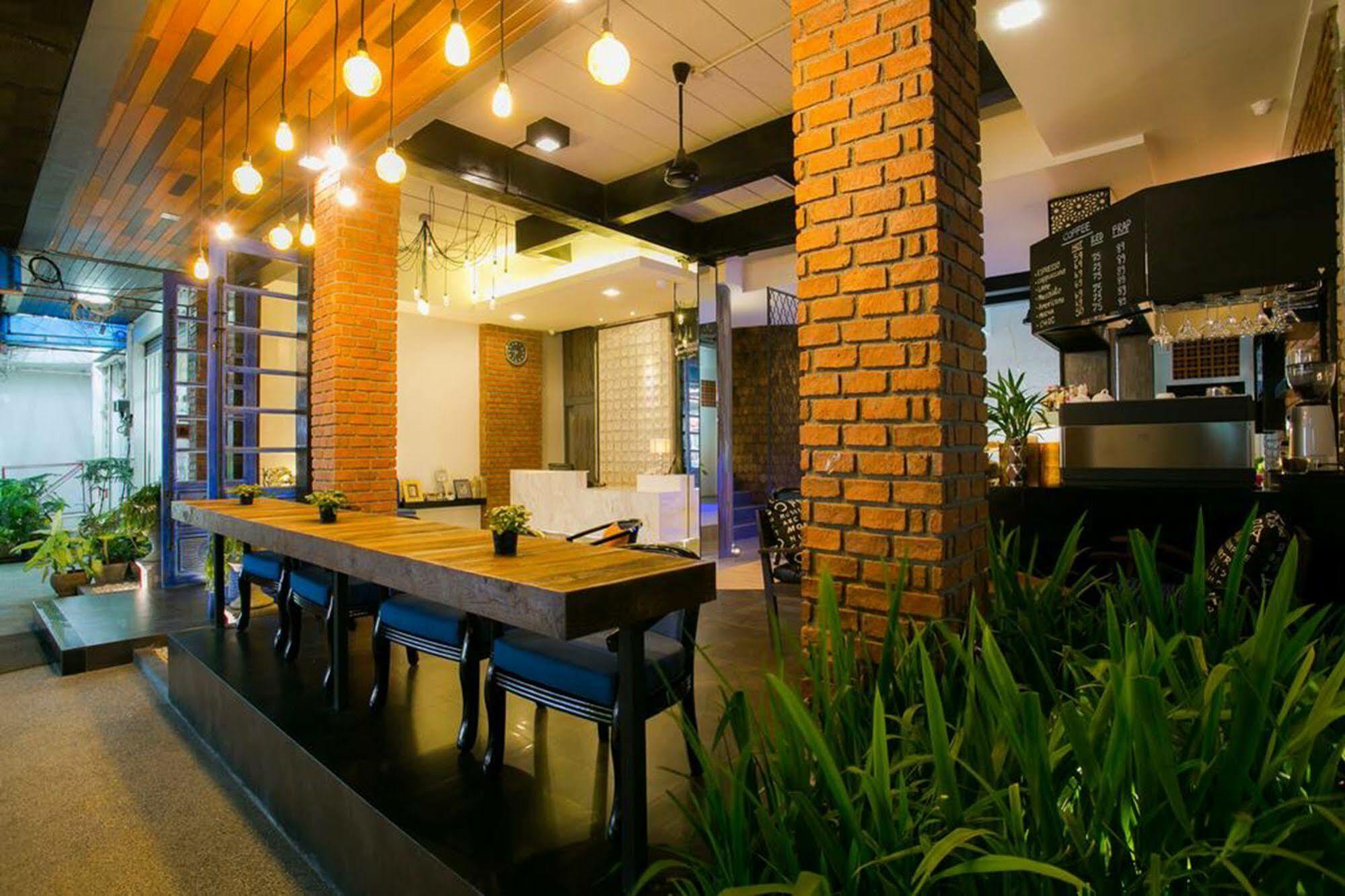 The House Patong Hotell Eksteriør bilde